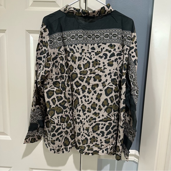 Women’s Size XL Tolani Leopard Button Down Shirt - Picture 2 of 2